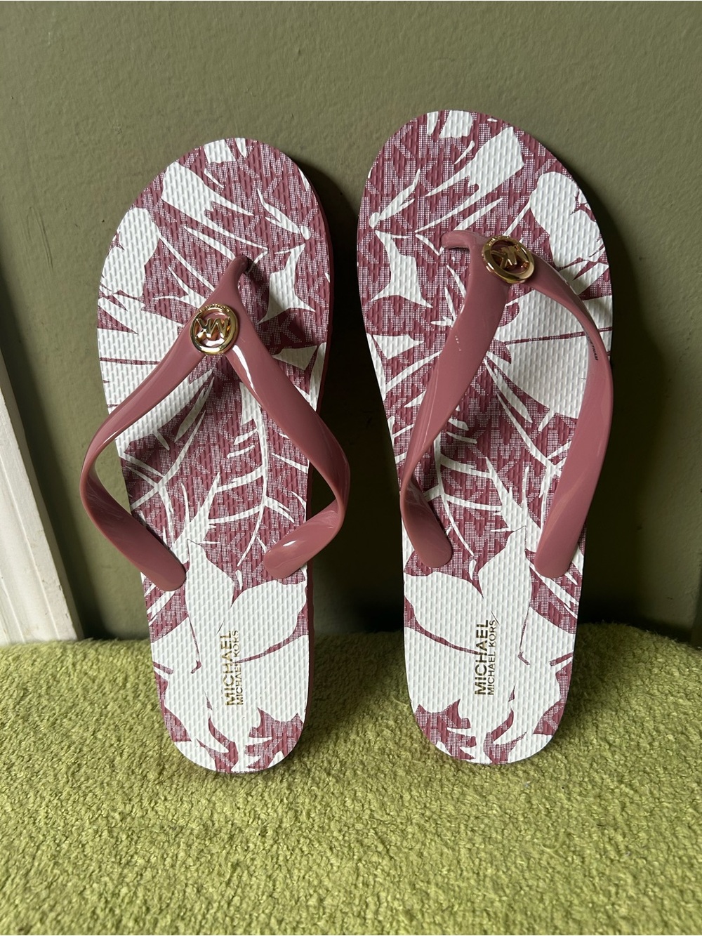NWOT Michael Kors Rose Pink Leaf-Print Logo Flip Flops Sz 10